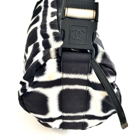 CHANEL Black and White Patterned Shoulder Bag with Leather Logo Patch - Picture 8 of 15